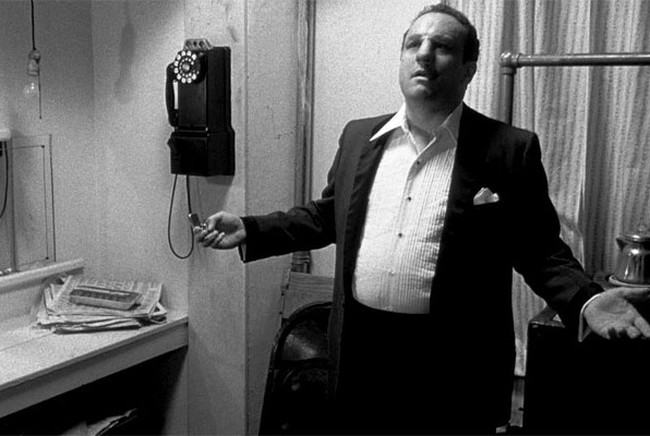 Robert DeNiro naik berat badan hingga 27 kg untuk bermain di film 1980-an, Raging Bull. Dia merupakan aktor pertama yang mengubah tubuhnya secara drastis untuk sebuah peran. Syuting film ini harus ditunda selama empat bulan agar memberi waktu bagi pemeran Jake La Motta ini untuk makan berpiring-piring besar pasta dan makanan bermentega di restoran Prancis. Foto: United Artists