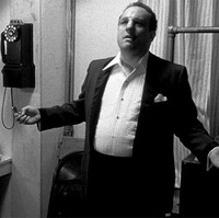 Robert DeNiro naik berat badan hingga 27 kg untuk bermain di film 1980-an, Raging Bull. Dia merupakan aktor pertama yang mengubah tubuhnya secara drastis untuk sebuah peran. Syuting film ini harus ditunda selama empat bulan agar memberi waktu bagi pemeran Jake La Motta ini untuk makan berpiring-piring besar pasta dan makanan bermentega di restoran Prancis. Foto: United Artists