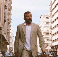 George Clooney makan donat dan keripik kentang setiap hari untuk menaikkan 16 kg berat badan demi perannya sebagai Bob Barnes di film Syriana. Foto: Participant Media