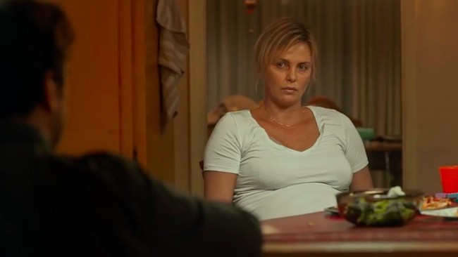 Charlize Theron makan setiap jam setiap hari selama tiga bulan untuk memerankan ibu tiga anak di film Tully. Alhasil berat badannya naik hingga 22 kg. Kepada Entertainment Tonight, Charlize mengungkap butuh 1,5 tahun mengembalikan tubuhnya ke bentuk semula setelah ia melahap permen, junkfood dan milkshake tiap hari. Foto: Bron Studios