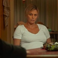Charlize Theron makan setiap jam setiap hari selama tiga bulan untuk memerankan ibu tiga anak di film Tully. Alhasil berat badannya naik hingga 22 kg. Kepada Entertainment Tonight, Charlize mengungkap butuh 1,5 tahun mengembalikan tubuhnya ke bentuk semula setelah ia melahap permen, junkfood dan milkshake tiap hari. Foto: Bron Studios