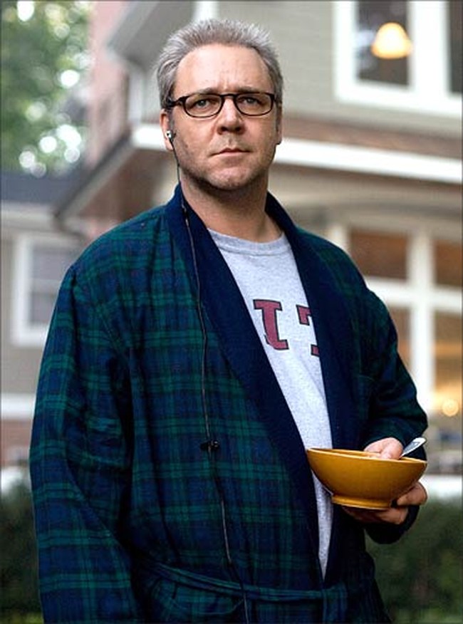 Russell Crowe menaikkan berat badan hingga 28 kg untuk perannya di film Body of Lies. Setiap harinya dia harus sarapan cupcakes dan cheeseburger agar bisa menggemuk dalam waktu singkat. Foto: Warner Bros. Pictures