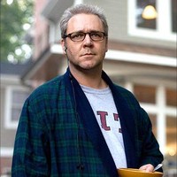 Russell Crowe menaikkan berat badan hingga 28 kg untuk perannya di film Body of Lies. Setiap harinya dia harus sarapan cupcakes dan cheeseburger agar bisa menggemuk dalam waktu singkat. Foto: Warner Bros. Pictures