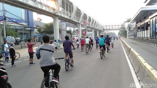 Warga berolahraga di CFD Jalan Pemuda Jaktim