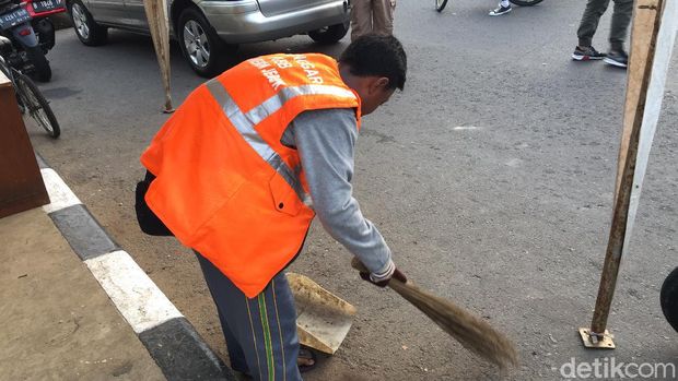 Warga jalani sanksi sosial karena tak pakai masker di CFD Jalan Gajah Mada