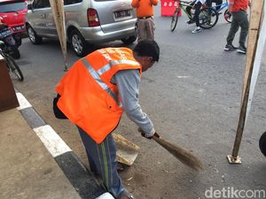 Tak Pakai Masker, Peserta CFD Jalan Gajah Mada Jakpus Disanksi Menyapu Jalan