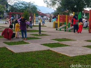 Alun-alun Sumedang Dibuka, Warga Berkunjung Terapkan Protokol Kesehatan