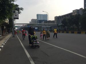 Warga Padati CFD Jalan Gajah Mada-Hayam Wuruk Jakbar, Ada yang Bawa Balita