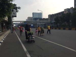 Warga Padati CFD Jalan Gajah Mada-Hayam Wuruk Jakbar, Ada yang Bawa Balita