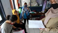 Sejumlah warga pun mengantre untuk mengikuti layanan tersebut.