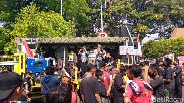 Aksi pementasan seni pegiat seni di Kabupaten Blora