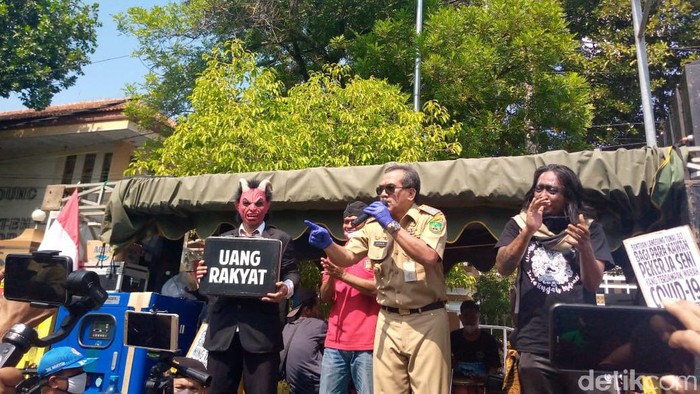 Aksi pementasan seni pegiat seni di Kabupaten Blora