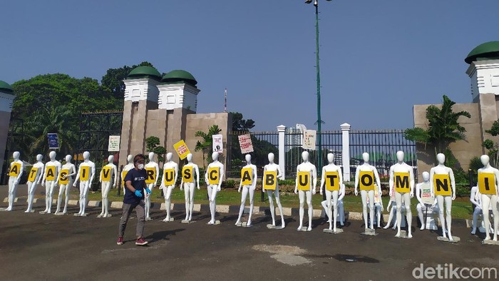 Aksi tolak omnibus law di depan Gedung DPR