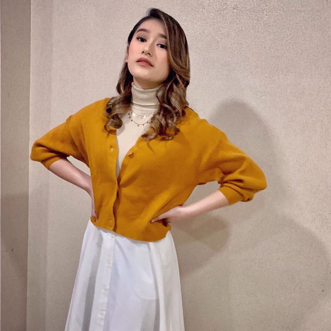 Di beberapa kesempatan, Amanda pun tampil di program acara Parto yakni Opera Van Java. Ia tampil menggunakan dress dengan cardigan kuning.  Foto: dok. Instagram