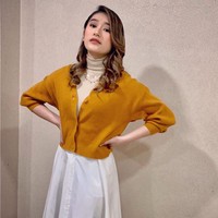 Di beberapa kesempatan, Amanda pun tampil di program acara Parto yakni Opera Van Java. Ia tampil menggunakan dress dengan cardigan kuning.  Foto: dok. Instagram
