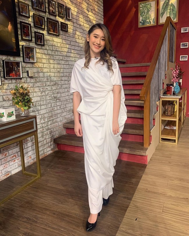Memakai busana serba putih dengan potongan kaftan, inilah penampilan Amanda saat Lebaran. Netizen memuji penampilannya ini terlihat elegan dan anggun.  Foto: dok. Instagram
