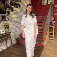 Memakai busana serba putih dengan potongan kaftan, inilah penampilan Amanda saat Lebaran. Netizen memuji penampilannya ini terlihat elegan dan anggun.  Foto: dok. Instagram