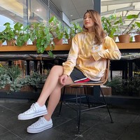 Inilah penampilan Amanda dengan hoodie dengan motif tie dye. Penampilan stylish-nya kerap dipuji netizen.  Foto: dok. Instagram