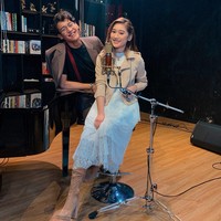 Inilah penampilan imut Amanda Caesa saat berkolaborasi dengan Ardhito Pramono. Amanda tampil menggunakan dress putih dengan jaket warna khaki yang senada dengan bootsnya.  Foto: dok. Instagram