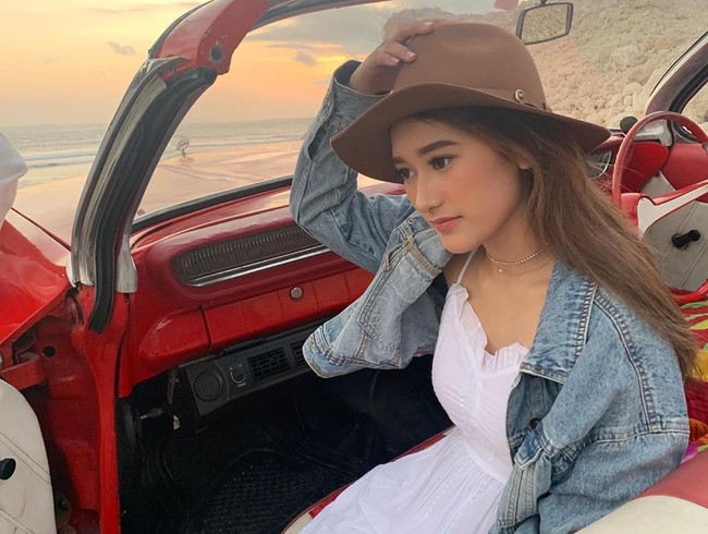 Amanda Caesa mengikuti jejak sang ayah di dunia hiburan. Namun dia memilih jalur bermusik. Amanda bahkan telah menelurkan single berjudul Even If You Arent There for Me. Inilah penampilan cantiknya saat syuting video klip untuk lagu barunya itu.  Foto: dok. Instagram