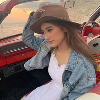 Amanda Caesa mengikuti jejak sang ayah di dunia hiburan. Namun dia memilih jalur bermusik. Amanda bahkan telah menelurkan single berjudul Even If You Arent There for Me. Inilah penampilan cantiknya saat syuting video klip untuk lagu barunya itu.  Foto: dok. Instagram