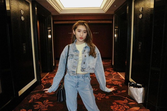 Amanda Caesa merupakan anak pelawak Parto yang belakangan jadi sorotan. Amanda memiliki paras cantik nan manis yang membuat Maia Estianty terpana. Di channel Youtube Maia Estianty, dia memuji kecantikan dan kesopanan gadis yang sering menggunakan jaket denim ini. Foto: dok. Instagram