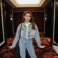 Amanda Caesa merupakan anak pelawak Parto yang belakangan jadi sorotan. Amanda memiliki paras cantik nan manis yang membuat Maia Estianty terpana. Di channel Youtube Maia Estianty, dia memuji kecantikan dan kesopanan gadis yang sering menggunakan jaket denim ini. Foto: dok. Instagram