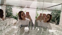 Bersama gelas gelas kaca, tulis Amanda di keterangan foto. Keduanya sama-sama bening ya! Foto: Instagram amandacaesaa