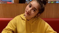 Baru-baru ini Amanda ramai dibicarakan karena bertemu Dul Jaelani di rumahnya bersama sang bunda, Maia Estianty. Saat melihat Amanda, Dul langsung terpesona dan bertanya apakah Amanda sudah punya pacar. Foto: Instagram amandacaesaa