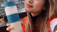 Layaknya remaja lain, Amanda paling suka minum bubble tea. Namun kali ini Amanda menggunakan gelas kaca miliknya sehingga lebih ramah lingkungan. Wah, patut ditiru nih! Foto: Instagram amandacaesaa