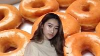  Amanda bilang di foto ini ia sedang cosplay jadi donat. Ngepoin ignya Amanda gada pegelnya gue saking manis nya 🤣, komen salah satu netizen. Foto: Instagram amandacaesaa