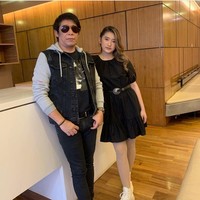 Inilah penampilan feminin Amanda Caesa yang berpose dengan sang ayah. Gadis 17 tahun itu menggunakan dress hitam dan ikat pinggang.  Foto: Instagram amandacaesaa