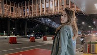 Amanda Caesa adalah gadis 17 tahun yang mulai terjun ke dunia hiburan Indonesia. Amanda berkarir sebagai penyanyi dan telah meluncurkan single Even If You Arent There For Me pada akhir 2019. Foto: Instagram amandacaesaa