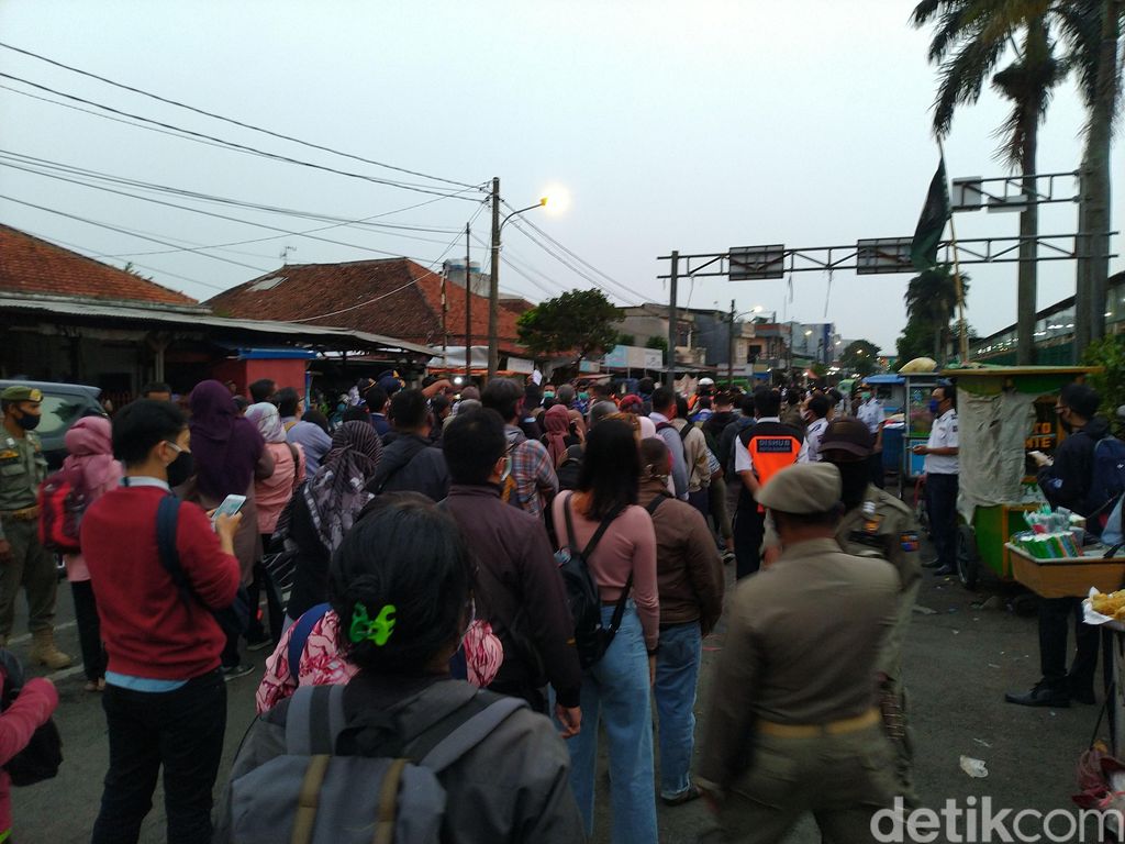 Antrean mengakses bus gratis di Stasiun Bogor, 29 Juni 2020. (Sachril AB/detkcom)