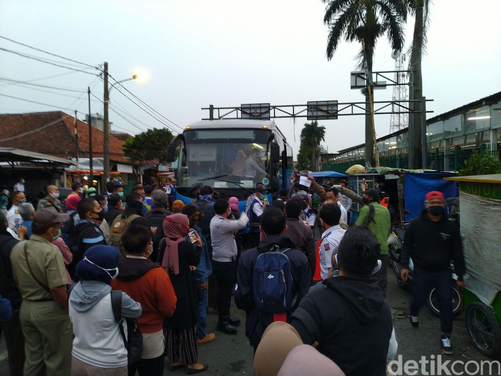 Antrean mengakses bus gratis di Stasiun Bogor, 29 Juni 2020. (Sachril AB/detkcom)