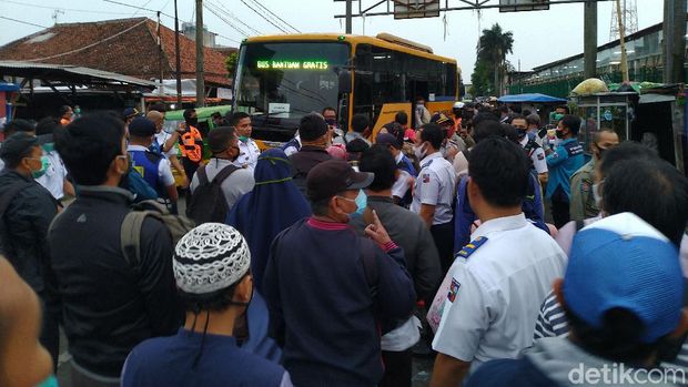 Antrean mengakses bus gratis di Stasiun Bogor, 29 Juni 2020. (Sachril AB/detkcom)