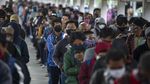 Potret Panjangnya Antrean Penumpang KRL di Stasiun Bogor Tadi Pagi