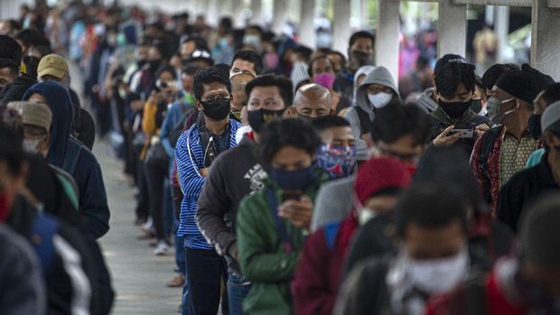 Sejumlah warga mengantre masuk ke dalam bus yang disediakan pemerintah untuk antisipasi membludaknya calon pemnumpang Kereta Rel Listrik (KRL) Commuterline di Stasiun KA Kota Bogor, Jawa Barat, Senin (29/6/2020). Pembatasan penumpang di dalam KRL maupun di area peron menyebabkan antrean panjang penumpang di stasiun tersebut. Untuk mengurainya, pemerintah menyediakan bus gratis dan PT Kereta Commuter Indonesia mengujicobakan sistem informasi mengenai antrean melalui laman utama di aplikasi KRL Acccess dan media sosialnya. ANTARA FOTO/Aditya Pradana Putra/wsj.