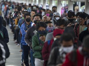 Antrean Pengguna KRL di Sejumlah Stasiun Senin Pagi Ini