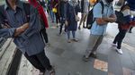 Potret Panjangnya Antrean Penumpang KRL di Stasiun Bogor Tadi Pagi