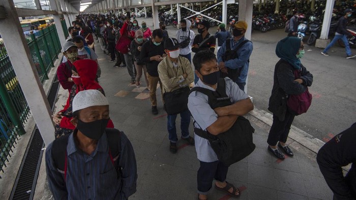Sejumlah warga mengantre masuk ke dalam bus yang disediakan pemerintah untuk antisipasi membludaknya calon pemnumpang Kereta Rel Listrik (KRL) Commuterline di Stasiun KA Kota Bogor, Jawa Barat, Senin (29/6/2020). Pembatasan penumpang di dalam KRL maupun di area peron menyebabkan antrean panjang penumpang di stasiun tersebut. Untuk mengurainya, pemerintah menyediakan bus gratis dan PT Kereta Commuter Indonesia mengujicobakan sistem informasi mengenai antrean melalui laman utama di aplikasi KRL Acccess dan media sosialnya. ANTARA FOTO/Aditya Pradana Putra/wsj.