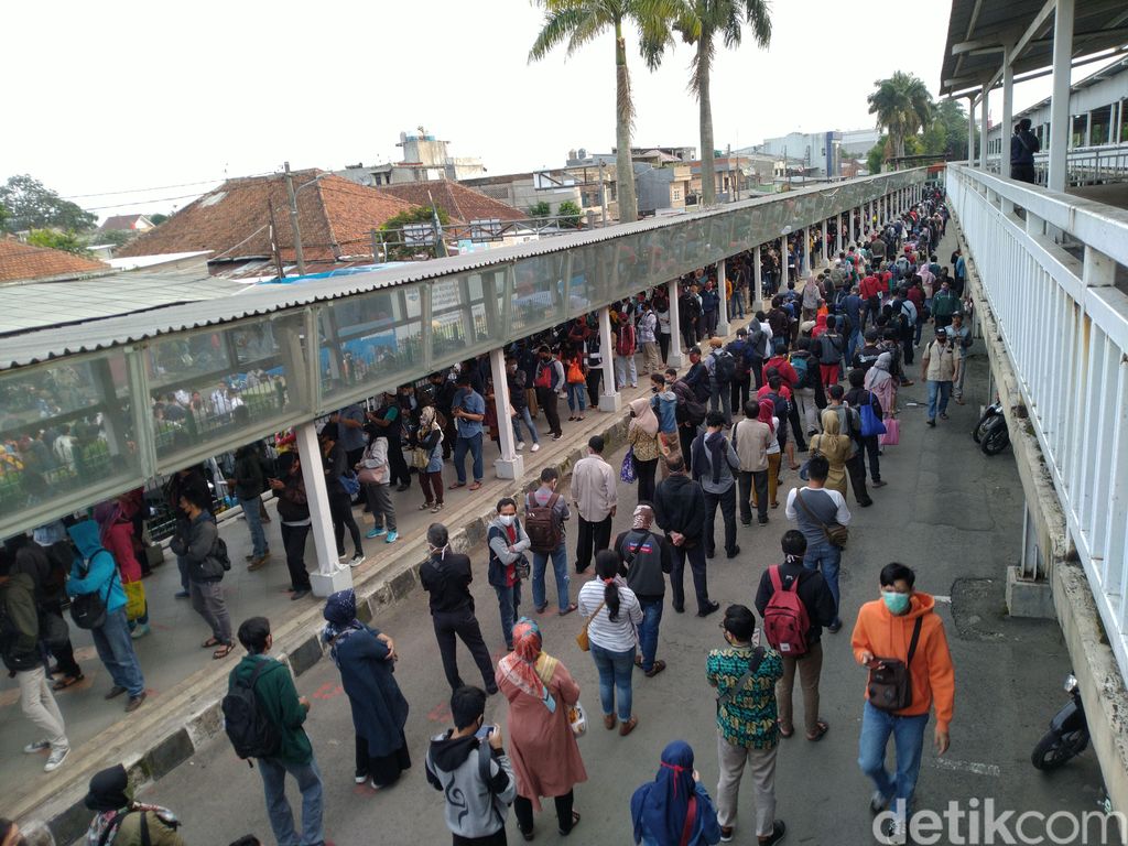 Antrean penumpang kereta di Stasiun Bogo, 29 Juni 2020. (Sachrl AB/detikcom)