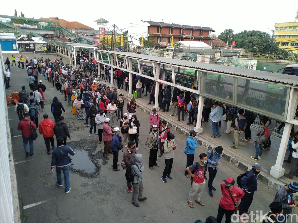 Antrean penumpang kereta di Stasiun Bogo, 29 Juni 2020. (Sachrl AB/detikcom)