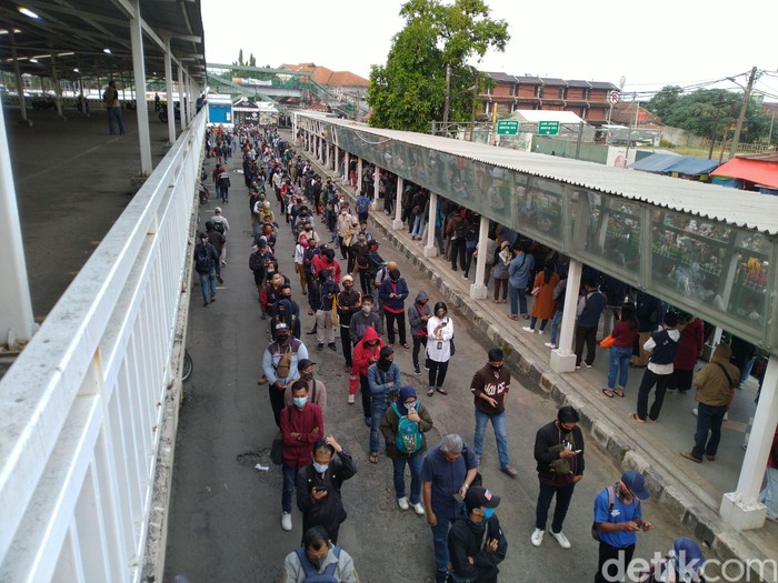 Antrean penumpang kereta di Stasiun Bogo, 29 Juni 2020. (Sachrl AB/detikcom)