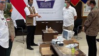 10 ventilator yang diserahkan ialah merek Philips buatan Belanda dengan daya tekan 40, lebih tinggi dibanding ventilator yang digunakan untuk pasien Covid-19 pada umumnya.
