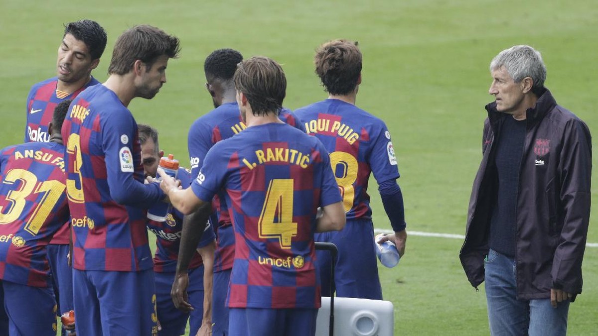 Pemain Barcelona dan pelatih Quique Setien (kanan) di laga melawan Celta Vigo, Minggu (28/6) dini hari WIB. ( Foto: Lalo Villar/AP Photo)