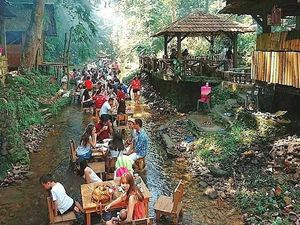 Pengunjung Restoran Ini Bisa Makan Sambil Nyemplung di Sungai