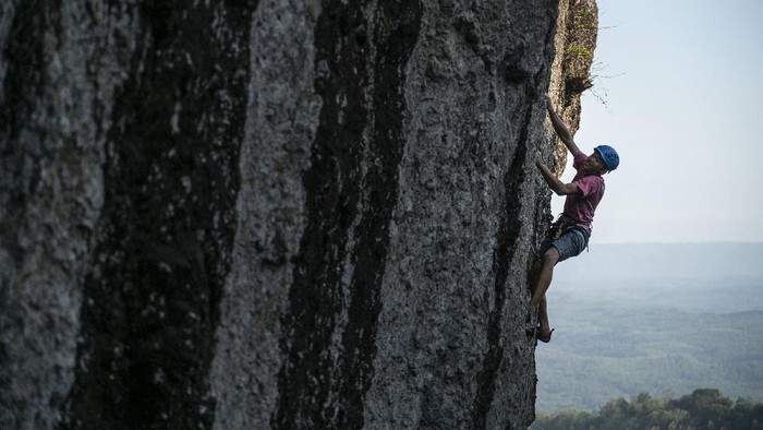 Pemanjat berlatih di tebing batuan Gunung Api Purba Nglanggeran, Patuk, Gunungkidul, DI Yogyakarta, Minggu (28/6/2020). Destinasi wisata geoheritage Gunung Api Purba Nglanggeran yang menawarkan pendakian ringan dan jalur pemanjatan tebing alam tersebut mulai dibuka kembali dengan menerapkan protokol kesehatan ketat guna mengantisipasi penularan COVID-19 setelah tiga bulan ditutup. ANTARA FOTO/Hendra Nurdiyansyah/aww.