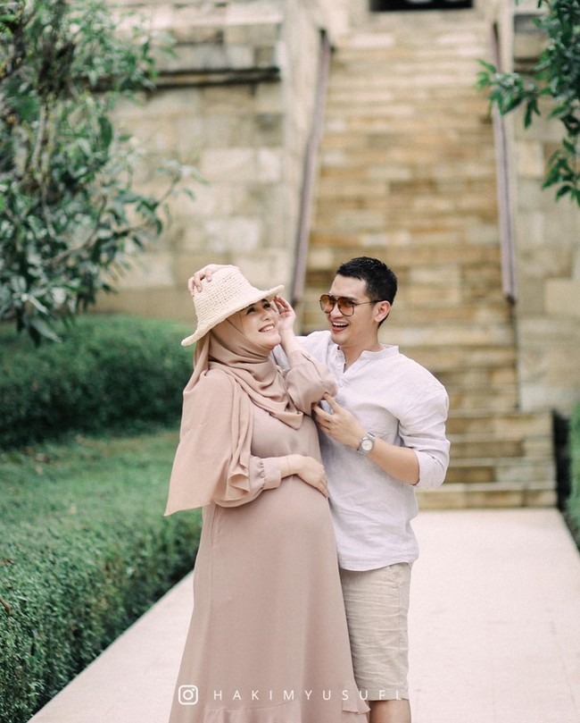 Bintang sinetron Tukang Bubur Naik Haji itu mengenakan hijab pashmina bahan ceruty warna pastel mocca saat foto kehamilan. Tampil serba pastel, wanita yang akrab disapa Ciki itu memakai tunik dan celana dengan warna senada hijabnya. Foto: instagram @hakimyusufl.
