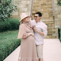 Bintang sinetron Tukang Bubur Naik Haji itu mengenakan hijab pashmina bahan ceruty warna pastel mocca saat foto kehamilan. Tampil serba pastel, wanita yang akrab disapa Ciki itu memakai tunik dan celana dengan warna senada hijabnya. Foto: instagram @hakimyusufl.